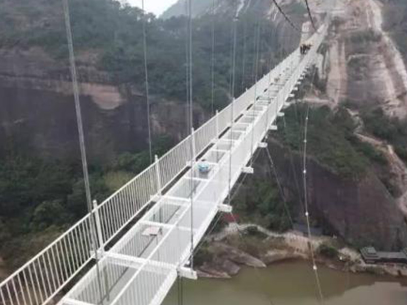 玻璃吊橋受到外國人質(zhì)疑，不遠(yuǎn)萬里來砸橋，結(jié)局讓人很無奈